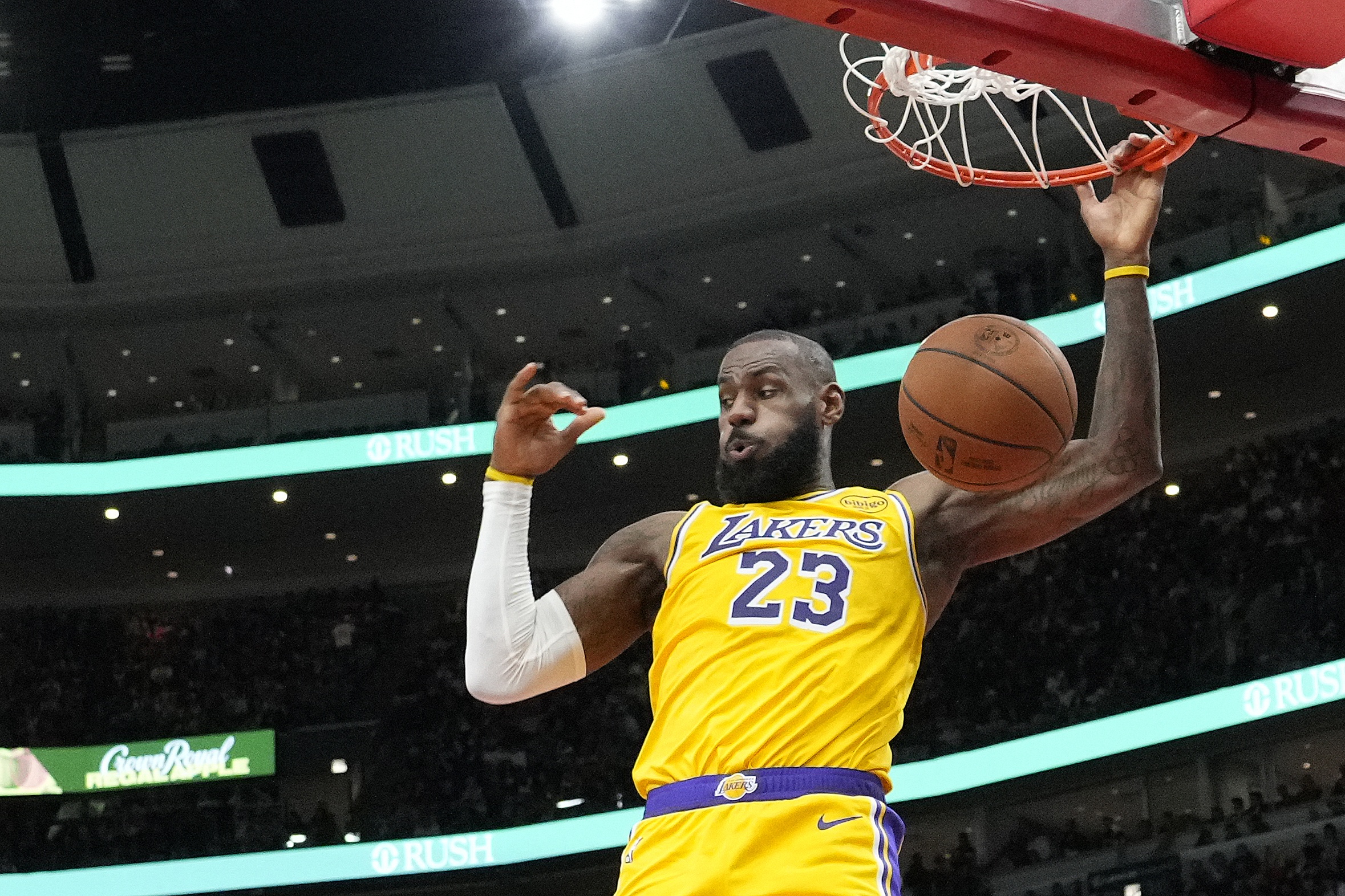 以身作則！詹姆斯上半場13中6得14分1板4助2斷 兩次造進(jìn)攻犯規(guī)